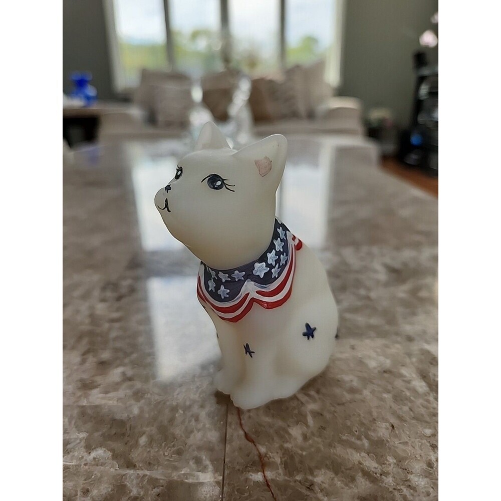 Fenton Patriotic Cat, 3 3/4" Tall